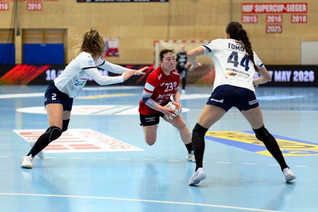 Natsuki Aizawa Thueringer HC, 23 , Eszter Toeth Motherson Mosonmagyarovari KC, 02 , Mari Plamenova Tomova Motherson Mosonmagyarovari KC, 44 GER, Thueringer HC vs Motherson Mosonmagyarovari KC , Handball, EHF European League Women, Group Phase , Season 2025 2026, 15 02 2026 GER, Thueringer HC vs Motherson Mosonmagyarovari KC , Handball, EHF European League Women, Group Phase , Season 2025 2026, 15 02 2026 Bad Langensalza Copyright: xEibner-Pressefoto MartinxHerbstx EP_MHT