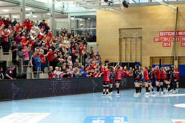 Thueringer HC celebrates victory with the fans GER, Thueringer HC vs Motherson Mosonmagyarovari KC , Handball, EHF European League Women, Group Phase , Season 2025 2026, 15 02 2026 GER, Thueringer HC vs Motherson Mosonmagyarovari KC , Handball, EHF European League Women, Group Phase , Season 2025 2026, 15 02 2026 Bad Langensalza Copyright: xEibner-Pressefoto MartinxHerbstx EP_MHT