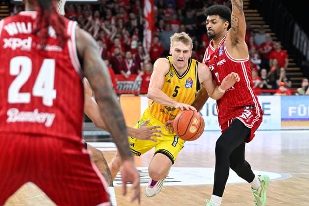 BAMBERG 15 02 2026 Basketball easycredit 1 Basketball Bundesliga 20 Matchday Bamberg Baskets vs Alba Berlin Sam Griesel 5, Alba Berlin moves to the basket against Ibrahim Watson Boye 2, Bamberg Baskets and Cobe Williams 24, Bamberg Baskets Photo Hans Martin Issler isslerimages Bamberg Baskets vs Alba Berlin