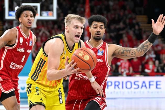 BAMBERG 15 02 2026 Basketball easycredit 1 Basketball Bundesliga 20 Matchday Bamberg Baskets vs Alba Berlin Sam Griesel 5, Alba Berlin moves to the basket against Ibrahim Watson Boye 2, Bamberg Baskets and Demarcus Demonia 8, Bamberg Baskets Photo Hans Martin Issler isslerimages Bamberg Baskets vs Alba Berlin