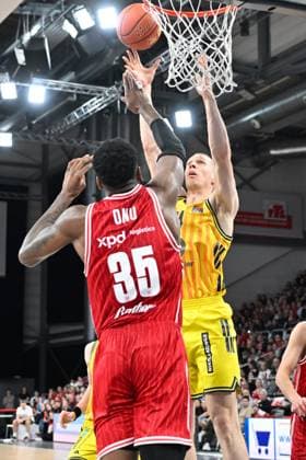 BAMBERG 15 02 2026 Basketball easycredit 1 Basketball Bundesliga 20 Matchday Bamberg Baskets vs Alba Berlin Martynas Echodas 14, Alba Berlin with basketball against Ejofor Onu 35, Bamberg Baskets Photo Hans Martin Issler isslerimages Bamberg Baskets vs Alba Berlin