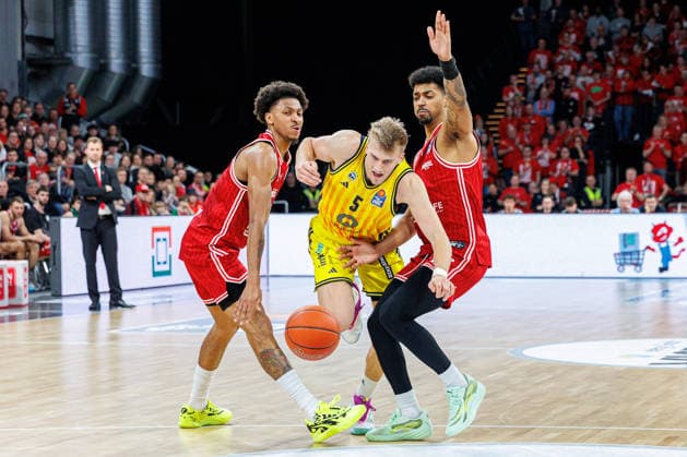 Demarcus Demonia BMA365 Bamberg Baskets, 08 , Sam Griesel ALBA Berlin, 05 , Ibi Watson BMA365 Bamberg Baskets, 02 , BMA365 Bamberg Baskets vs ALBA Berlin, Basketball, easyCredit BBL, Matchday 20, 15 02 2026 BMA365 Bamberg Baskets vs ALBA Berlin, Basketball, easyCredit BBL, Matchday 20, 15 02 2026 Bamberg Copyright: xEibner-Pressefoto G.xSantemizx EP_EER