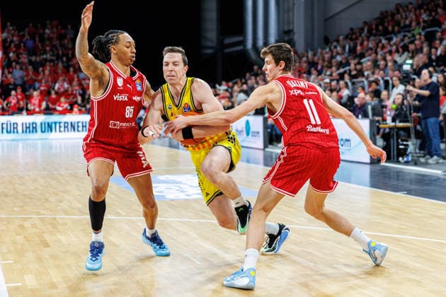 Austin Crowley BMA365 Bamberg Baskets, 85 , Justin Bean ALBA Berlin, 34 , Richard Balint BMA365 Bamberg Baskets, 11 , BMA365 Bamberg Baskets vs ALBA Berlin, Basketball, easyCredit BBL, Matchday 20, 15 02 2026 BMA365 Bamberg Baskets vs ALBA Berlin, Basketball, easyCredit BBL, Matchday 20, 15 02 2026 Bamberg Copyright: xEibner-Pressefoto G.xSantemizx EP_EER