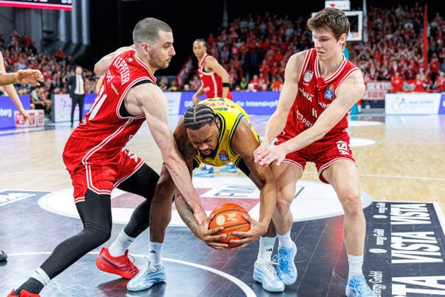 Daniel Keppeler BMA365 Bamberg Baskets, 31 , J wan Roberts ALBA Berlin, 13 , Richard Balint BMA365 Bamberg Baskets, 11 , BMA365 Bamberg Baskets vs ALBA Berlin, Basketball, easyCredit BBL, Matchday 20, 15 02 2026 BMA365 Bamberg Baskets vs ALBA Berlin, Basketball, easyCredit BBL, Matchday 20, 15 02 2026 Bamberg Copyright: xEibner-Pressefoto G.xSantemizx EP_EER