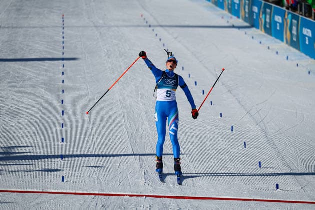 Antholz, Italien 15. Februar 2026: Biathlon Verfolgung Frauen 12,5 km - Olympia 2026 Im Bild: Olympiasiegerin Lisa Vittozzi (ITA) im Zielbereich. Anterselva Biathlon Arena *** Antholz, Italy 15 February 2026 Biathlon pursuit women 12.5 km Olympics 2026 Pictured Olympic champion Lisa Vittozzi ITA in the finish area Anterselva Biathlon Arena Copyright: xFotostandx xHettichx