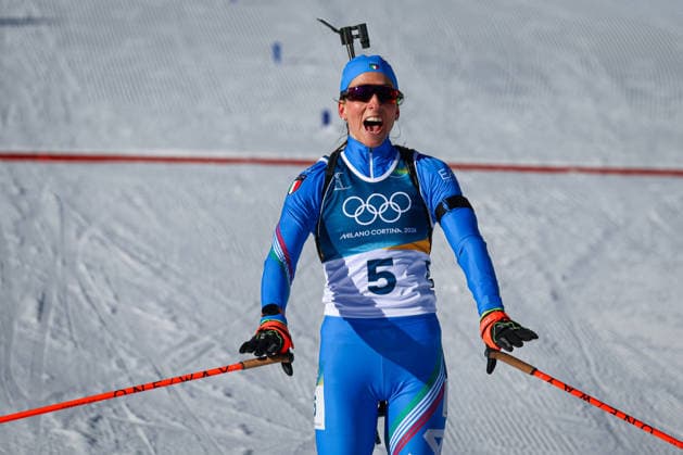 Antholz, Italien 15. Februar 2026: Biathlon Verfolgung Frauen 12,5 km - Olympia 2026 Im Bild: Olympiasiegerin Lisa Vittozzi (ITA) im Zielbereich. Anterselva Biathlon Arena *** Antholz, Italy 15 February 2026 Biathlon pursuit women 12.5 km Olympics 2026 Pictured Olympic champion Lisa Vittozzi ITA in the finish area Anterselva Biathlon Arena Copyright: xFotostandx xHettichx