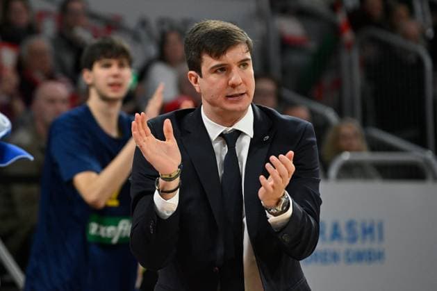 BAMBERG 15 02 2026 Basketball easycredit 1 Basketball Bundesliga 20 Matchday Bamberg Baskets vs Alba Berlin Pedro Calles Headcoach Alba Berlin applauds his team Photo Hans Martin Issler isslerimages Bamberg Baskets vs Alba Berlin