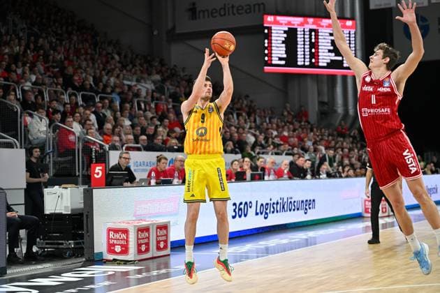 BAMBERG 15 02 2026 Basketball easycredit 1 Basketball Bundesliga 20 Matchday Bamberg Baskets vs Alba Berlin Jonas Mattisseck 9, Alba Berlin with three-point shot against Richard Balint 11, Bamberg Baskets Photo Hans Martin Issler isslerimages Bamberg Baskets vs Alba Berlin