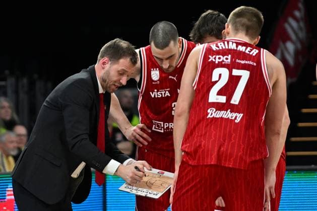 BAMBERG 15 02 2026 Basketball easycredit 1 Basketball Bundesliga 20 Matchday Bamberg Baskets vs Alba Berlin Headcoach Anton Gavel Bamberg Baskets explains on the tactics board Photo Hans Martin Issler isslerimages Bamberg Baskets vs Alba Berlin
