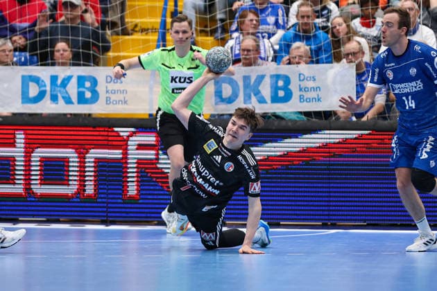 15 02 2026, xKWIx, Handball, DAIKIN HBL, TBV Lemgo Lippe HC Erlangen, PHOENIX CONTACT arena Yannik Bialowas HC Erlangen 7 throws the ball from the floor Photo xKamilxWilkowskixPressefotoKochx NRW Germany