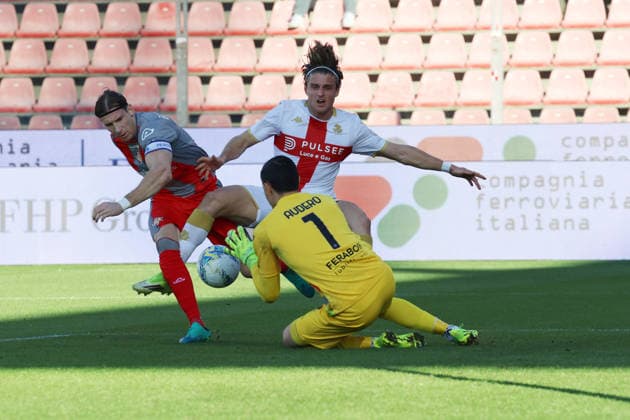 Cremonese s Federico Baschirotto and Genoa™s Lorenzo Colombo Cremonese s Emil Audero during the Serie A soccer match between Cremonese and Genoa at the Giovanni Zini Stadium in Cremona Italy, 15 february 2026. - Soccer .  Copyright: xAlbertoxMariani LaPressex