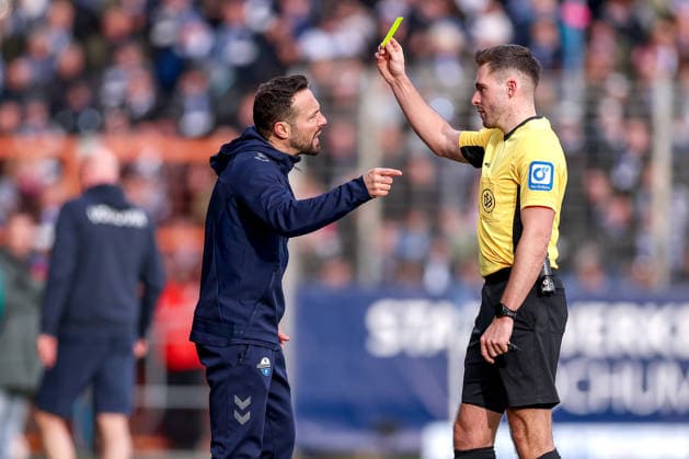 15 02 2026, Football, VfL Bochum SC Paderborn 07, 2 Fußball Bundesliga, 22 Matchday, Vonovia Ruhrstadion, Season 2025 2026 Yellow card for head coach Ralf Kettemann SC Paderborn hc DFB regulations prohibit any use of photographs as image sequences and or quasi video Nordrhein Westfalen Germany