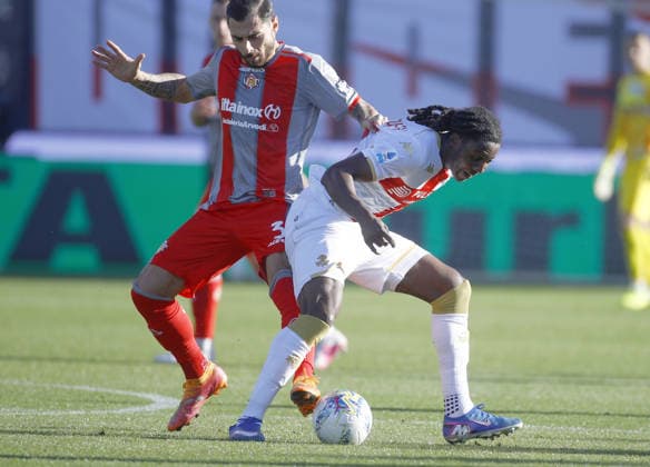 Cremonese Giuseppe Pezzella VS Genoa Brooke Norton-Cuffy during the Serie A soccer match between Cremonese and Genoa at the Giovanni Zini in Cremona, north west Italy - Domenica, 15 Febbraio 2026. - Soccer .  Copyright: xAlbertoxMariani LaPressex