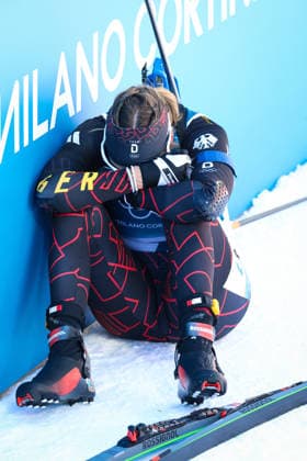 Antholz, Italien 15. Februar 2026: Biathlon Verfolgung Frauen 12,5 km - Olympia 2026 Im Bild: Franziska Preuss (GER) kauert enttäuscht im Zielbereich an der Bande. Anterselva Biathlon Arena *** Antholz, Italy 15 February 2026 Biathlon Pursuit Women 12.5 km Olympic Games 2026 In the picture Franziska Preuss GER crouches disappointed in the finish area at the Anterselva Biathlon Arena railing Copyright: xFotostandx xHettichx