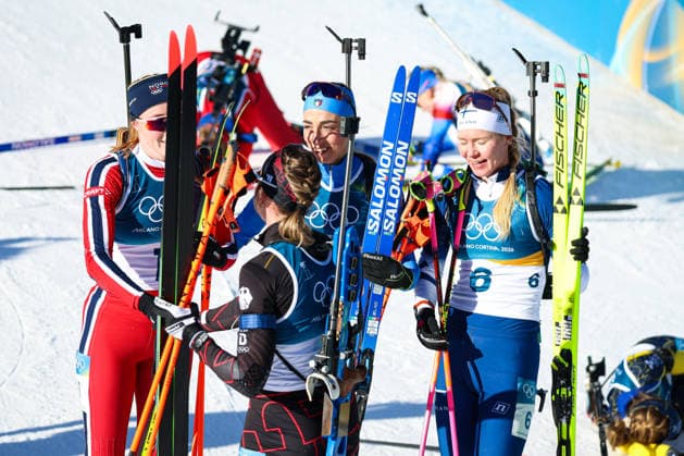 Antholz, Italien 15. Februar 2026: Biathlon Verfolgung Frauen 12,5 km - Olympia 2026 Im Bild: Franziska Preuss (GER) gratuliert dem Podium. Anterselva Biathlon Arena *** Antholz, Italy 15 February 2026 Biathlon Pursuit Women 12.5 km Olympia 2026 In the picture Franziska Preuss GER congratulates the podium Anterselva Biathlon Arena Copyright: xFotostandx xHettichx