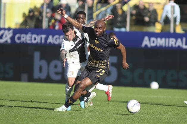 Moatasem Al-Musrati of Hellas Verona FC battle for the ball with Gabriel Strefezza of Parma AC during Parma Calcio vs Hellas Verona, 25Â° Serie A Enilive 2025-26 game at Ennio Tardini stadium in Parma (PR), Italy, on February 15, 2026.  Copyright: xDavidexCasentini IPAxSportx xipa-agency.netx xx IPA_71556400 IPA_Agency_IPA71556400
