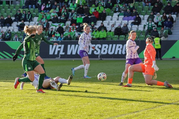 15 02 2026, xgrfx, Soccer Google Pixel Women Bundesliga, VfL Wolfsburg SGS Essen v l Justine Kielland VfL Wolfsburg , Kim Sindermann SGS Essen DFL DFB REGULATIONS PROHIBIT ANY USE OF PHOTOGRAPHS as IMAGE SEQUENCES and or QUASI VIDEO Wolfsburg