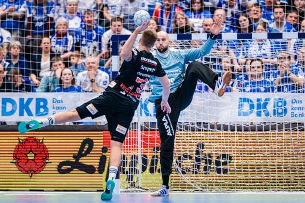 f l Viggo Kristjansson HC Erlangen, 73 , Urh Kastelic TBV Lemgo Lippe, 99 on 7-meter throw GER, TBV Lemgo Lippe vs HC Erlangen, Handball, 1 Bundesliga, Matchday 21, Season 2025 2026, 15 02 2026 Lemgo Copyright: xJanxRollingerx