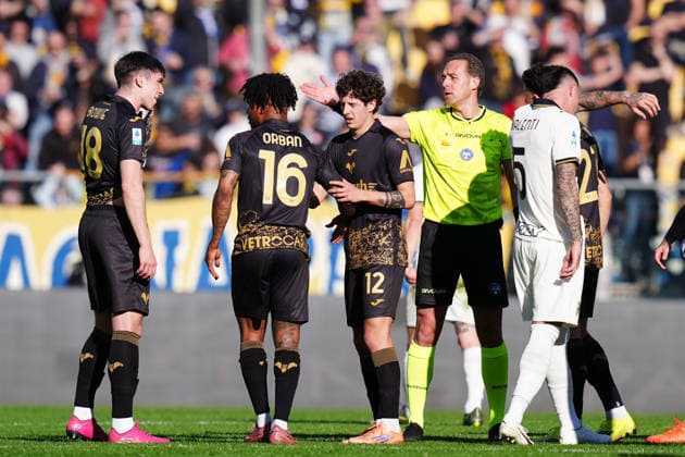 The referee Luca Pairetto gives a red card to Verona™s Gift Orban during the Serie A soccer match between Parma and Verona at Ennio Tardini Stadium in Parma, North Italy, Sunday, February 15, 2026. Soccer  Copyright: xMassimoxPaolone LaPressex