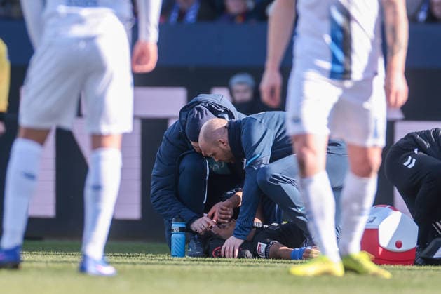 15 02 2026, Football, Season 2025 2026, 2 Bundesliga, 22 Matchday, VfL Bochum 1848 SC Paderborn 07, Francis Onyeka VfL Bochum 1848 being treated on the pitch, Bochum Vonovia Ruhrstadion NRW Germany xRHR PHOTO DEx Copyright: DennisxEwert RHR-FOTOx RHR-FOTO DE