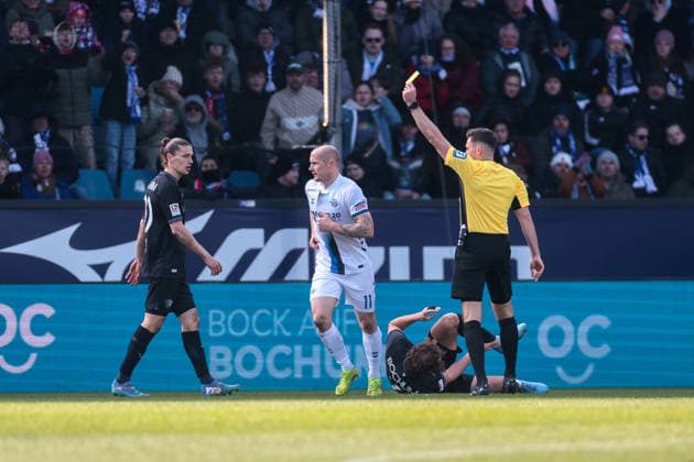 15 02 2026, Football, Season 2025 2026, 2 Bundesliga, Matchday 22, VfL Bochum 1848 SC Paderborn 07, f l Noah Loosli VfL Bochum 1848 , Sven Michel SC Paderborn 07 , Philipp Strompf VfL Bochum 1848 , Referee Tom Bauer GER , Bochum Vonovia Ruhrstadion NRW Germany xRHR PHOTO DEx Copyright: DennisxEwert RHR-FOTOx RHR-FOTO DE