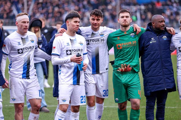 15 02 2026, Football, VfL Bochum SC Paderborn 07, 2 Fußball Bundesliga, 22 Matchday, Vonovia Ruhrstadion, Season 2025 2026 Mixed feelings among the players after the 0 0 draw Laurin Curda SC Paderborn 17 Raphael Obermair SC Paderborn 23 Stefano Marino SC Paderborn 30 Goalkeeper Dennis Seimen SC Paderborn 41 DFB regulations prohibit any use of photographs as image sequences and or quasi video North Rhine-Westphalia Germany