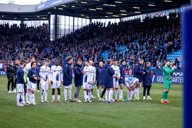 15 02 2026, Football, VfL Bochum SC Paderborn 07, 2 Fußball Bundesliga, 22 Matchday, Vonovia Ruhrstadion, Season 2025 2026 Mixed feelings among the players after the 0 0 draw The Paderborn team thanks the fans in the stadium DFB regulations prohibit any use of photographs as image sequences and or quasi video North Rhine-Westphalia Germany