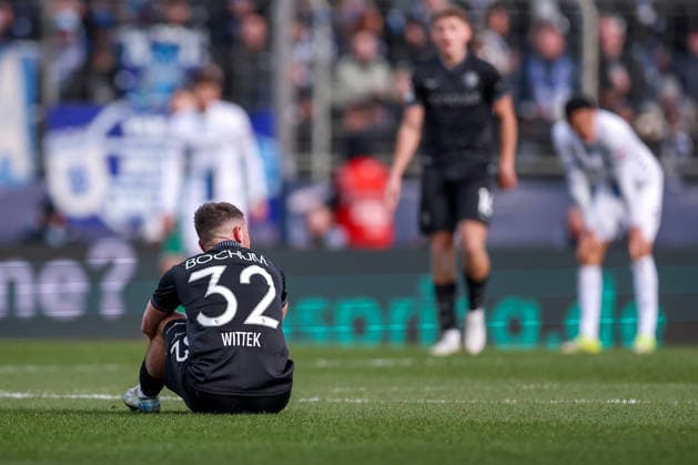 15 02 2026, Football, VfL Bochum SC Paderborn 07, 2 Fußball Bundesliga, 22 Matchday, Vonovia Ruhrstadion, Season 2025 2026 Mixed feelings among the players after the 0 0 draw Maximilian Wittek VfL Bochum 32 sits disappointed Disappointment on the pitch DFB regulations prohibit any use of photographs as image sequences and or quasi video North Rhine-Westphalia Germany
