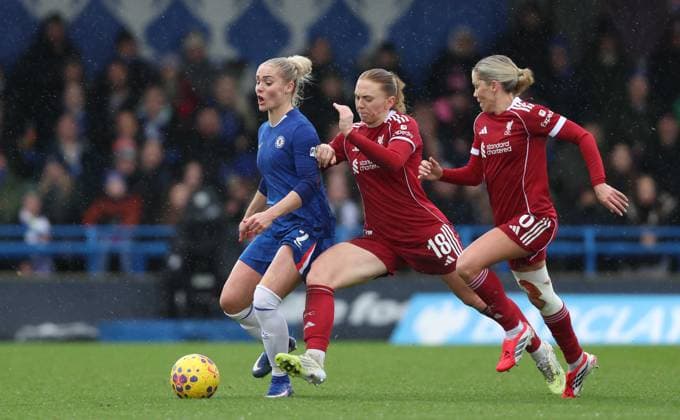 LONDON, ENGLAND, FEBRUARY 15: Ellie Carpenter of Chelsea Women battles for the ball with Ceri Holland of Liverpool Women during the Women s Super League match between Chelsea Women FC and Liverpool Women FC at Kingsmeadow Stadium in London, England, on February 16, 2026. (Photo by Daniel Weir) Copyright: xDanielxWeir SPPx Sportspressphoto_SPR93056