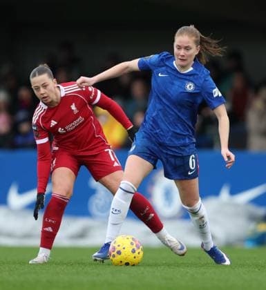 LONDON, ENGLAND, FEBRUARY 15: Sjoeke Nusken of Chelsea Women battles for the ball with Cornelia Kapocs of Liverpool Women during the Women s Super League match between Chelsea Women FC and Liverpool Women FC at Kingsmeadow Stadium in London, England, on February 16, 2026. (Photo by Daniel Weir) Copyright: xDanielxWeir SPPx Sportspressphoto_SPR93092