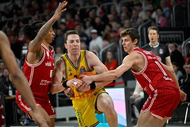 BAMBERG 15 02 2026 Basketball easycredit 1 Basketball Bundesliga 20 Matchday Bamberg Baskets vs Alba Berlin Justin Bean 34, Alba Berlin vs Richard Balint 11, Bamberg Baskets and Austin Crowley 85, Bamberg Baskets Photo Hans Martin Issler isslerimages Bamberg Baskets vs Alba Berlin
