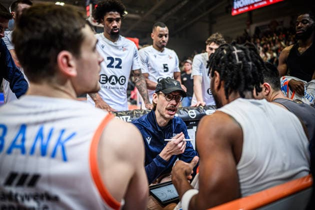 easycredit BBL Basketball Bundesliga 2025 2026 20 Matchday 15 02 2026 Science City Jena vs FC Bayern Munich Basketball Coach Björn Harmsen Jena speaks to the team Sparkassen Arena