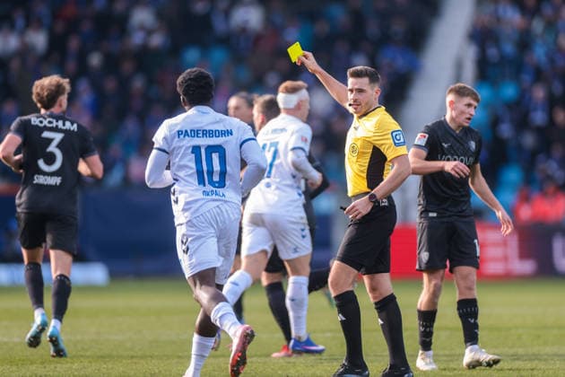 15 02 2026, Football, Season 2025 2026, 2 Bundesliga, Matchday 22, VfL Bochum 1848 SC Paderborn 07, Referee Tom Bauer GER shows the yellow card, Bochum Vonovia Ruhrstadion NRW Germany xRHR PHOTO DEx Copyright: DennisxEwert RHR-FOTOx RHR-FOTO DE