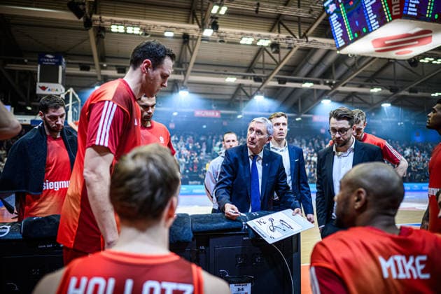 easycredit BBL Basketball Bundesliga 2025 2026 20 Matchday 15 02 2026 Science City Jena vs FC Bayern Munich Basketball Coach Svetislav Pesic Bayern speaks to the team, left Johannes Voigtmann Sparkassen Arena