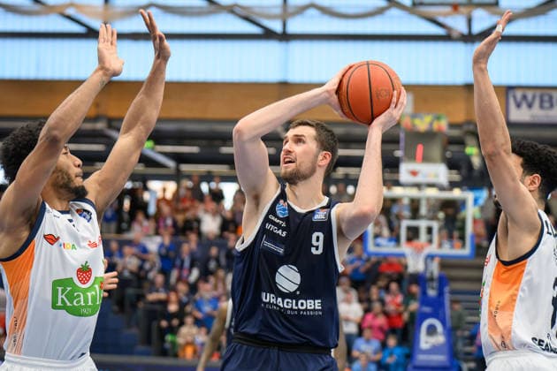 D Shawn Schwartz Rostock, 5 , Kresimir Nikic MBC 9 , Syntainics MBC vs Rostock Seawolves, Basketball, 1 Bundesliga, Men, 20 Matchday Main Round, Season 2025 26, 15 02 2026 Weißenfels Stadthalle Sachsen Anhalt Germany