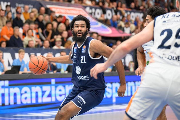 RJ Gunn MBC, 21 , D Shawn Schwartz Rostock, 5 , Owen Klassen Rostock, 29 , Syntainics MBC vs Rostock Seawolves, Basketball, 1 Bundesliga, Men, 20 Matchday Main Round, Season 2025 26, 15 02 2026 Weißenfels Stadthalle Sachsen Anhalt Germany