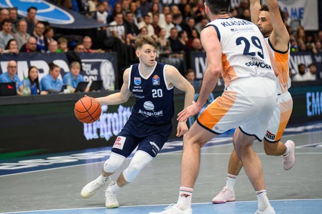Perttu Blomgren MBC, 20 , Owen Klassen Rostock, 29 , Elias Baggette Rostock, 4 , Syntainics MBC vs Rostock Seawolves, Basketball, 1 Bundesliga, Men, 20 Matchday Main Round, Season 2025 26, 15 02 2026 Weißenfels Stadthalle Sachsen Anhalt Germany