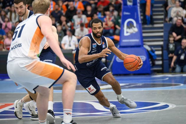 Bent Leuchten Rostock, 51 , Andrew Harrison MBC, 2 , Syntainics MBC vs Rostock Seawolves, Basketball, 1 Bundesliga, Men, 20 Matchday Main Round, Season 2025 26, 15 02 2026 Weißenfels Stadthalle Sachsen Anhalt Germany