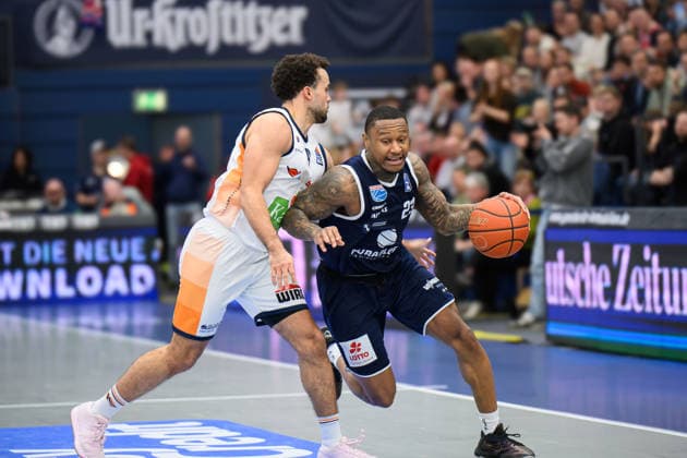 Elias Baggette Rostock, 4 , Charles Callison MBC, 23 , Syntainics MBC vs Rostock Seawolves, Basketball, 1 Bundesliga, Men, 20 Matchday Main Round, Season 2025 26, 15 02 2026 Weißenfels Stadthalle Sachsen Anhalt Germany