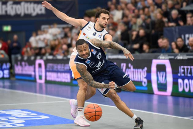 Elias Baggette Rostock, 4 , Charles Callison MBC, 23 , Syntainics MBC vs Rostock Seawolves, Basketball, 1 Bundesliga, Men, 20 Matchday Main Round, Season 2025 26, 15 02 2026 Weißenfels Stadthalle Sachsen Anhalt Germany