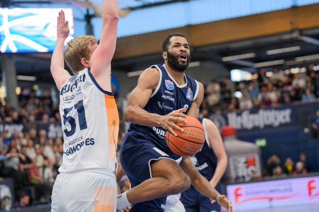 Bent Leuchten Rostock, 51 , Andrew Harrison MBC, 2 , Syntainics MBC vs Rostock Seawolves, Basketball, 1 Bundesliga, Men, 20 Matchday Main Round, Season 2025 26, 15 02 2026 Weißenfels Stadthalle Sachsen Anhalt Germany