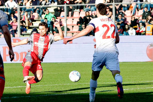 February 15, 2026, Cremona, CR: Cremonese s Alberto Grassi scoring chance during the Italian Serie A soccer match Cremonese vs Genoa at Giovanni Zini Stadium in Cremona, Italia, 15 February 2026. .ANSA EMANUELE PENNACCHIO. Soccer: Serie A; Cremonese Vs Genoa  - ZUMAa110 20260215_zaf_a110_018 Copyright: xEmanuelexPennacchiox