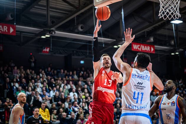 easycredit BBL Basketball Bundesliga 2025 2026 20 Matchday 15 02 2026 Science City Jena vs FC Bayern Munich Basketball v li Andreas Obst Bayern with the lay-up against Alexander Herrera Jena Sparkassen Arena