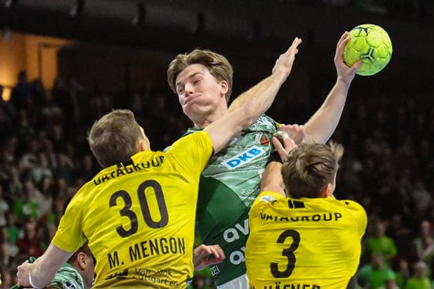 15 02 2026, xlakx, Handball Daikin HBL, Fuechse Berlin TVB Stuttgart v l Mengon, Nils Lichtlein Fuechse Berlin , Max Haefner TVB Stuttgart goes for the jump shot Berlin Daniel Lakomski