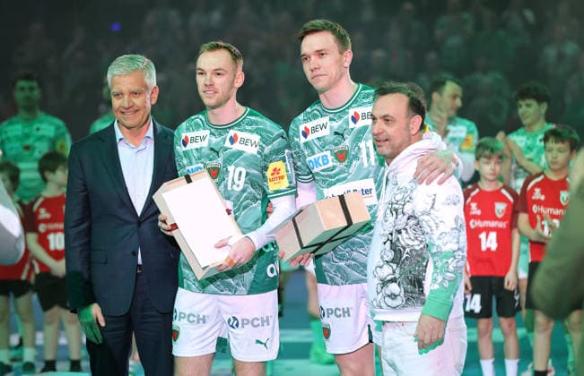 Präsident Frank Steffel, Ehrung für erfolgreiche EM Mathias Gidsel, Lasse Andersson, Manager Bob Hanning Handball HBL Bundesliga Herren 21. Spieltag Saison 2025 2026 15.02.2026 Füchse Berlin vs TBV 1898 Stuttgart *** President Frank Steffel, honor for successful European Championship Mathias Gidsel, Lasse Andersson, Manager Bob Hanning Sport Handball HBL Bundesliga Herren 21 Spieltag Saison 2025 2026 15 02 2026 Füchse Berlin vs TBV 1898 Stuttgart