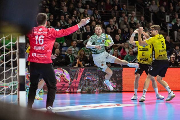 15 02 2026, xlakx, Handball Daikin HBL, Fuechse Berlin TVB Stuttgart v l Miljan Vujovic TVB Stuttgart , Mathias Gidsel Fuechse Berlin throws goal Berlin Daniel Lakomski