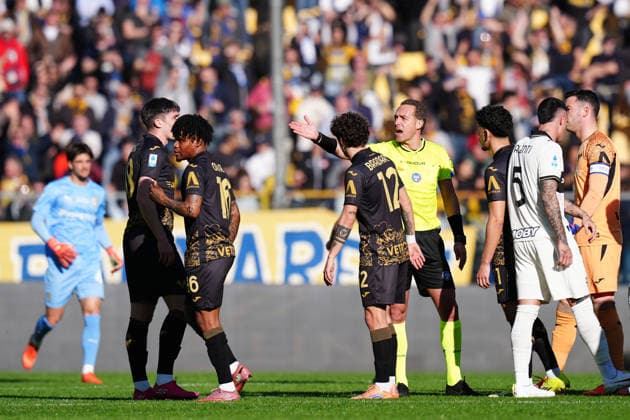 The referee Luca Pairetto gives a red card to Verona™s Gift Orban during the Serie A soccer match between Parma and Verona at Ennio Tardini Stadium in Parma, North Italy, Sunday, February 15, 2026. Soccer  Copyright: xMassimoxPaolone LaPressex