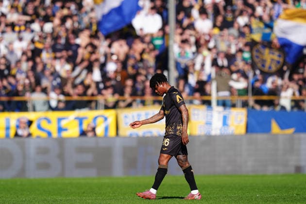 Verona™s Gift Orban leaves the field with head down after the red card of referee Luca Pairetto during the Serie A soccer match between Parma and Verona at Ennio Tardini Stadium in Parma, North Italy, Sunday, February 15, 2026. Soccer  Copyright: xMassimoxPaolone LaPressex