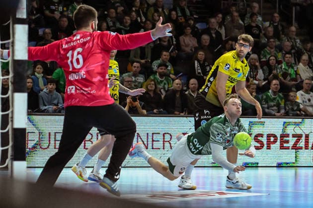 15 02 2026, xlakx, Handball Daikin HBL, Fuechse Berlin TVB Stuttgart v l Miljan Vujovic TVB Stuttgart , Mathias Gidsel Fuechse Berlin throws goal Berlin Daniel Lakomski