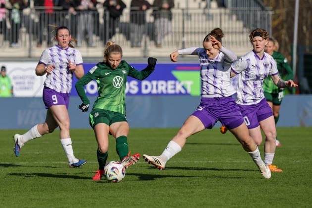 15 02 2026, xgrfx, Soccer Google Pixel Women Bundesliga, VfL Wolfsburg SGS Essen v l Justine Kielland VfL Wolfsburg , Paulina Platner SGS Essen DFL DFB REGULATIONS PROHIBIT ANY USE OF PHOTOGRAPHS as IMAGE SEQUENCES and or QUASI VIDEO Wolfsburg